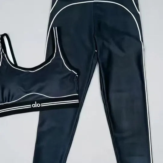 Slim Fit Yoga Outfit With Stretch Fabric And Graphic Design