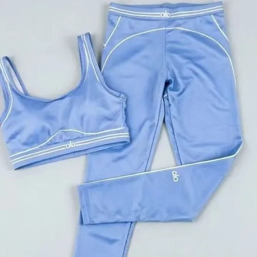 Slim Fit Yoga Outfit With Stretch Fabric And Graphic Design