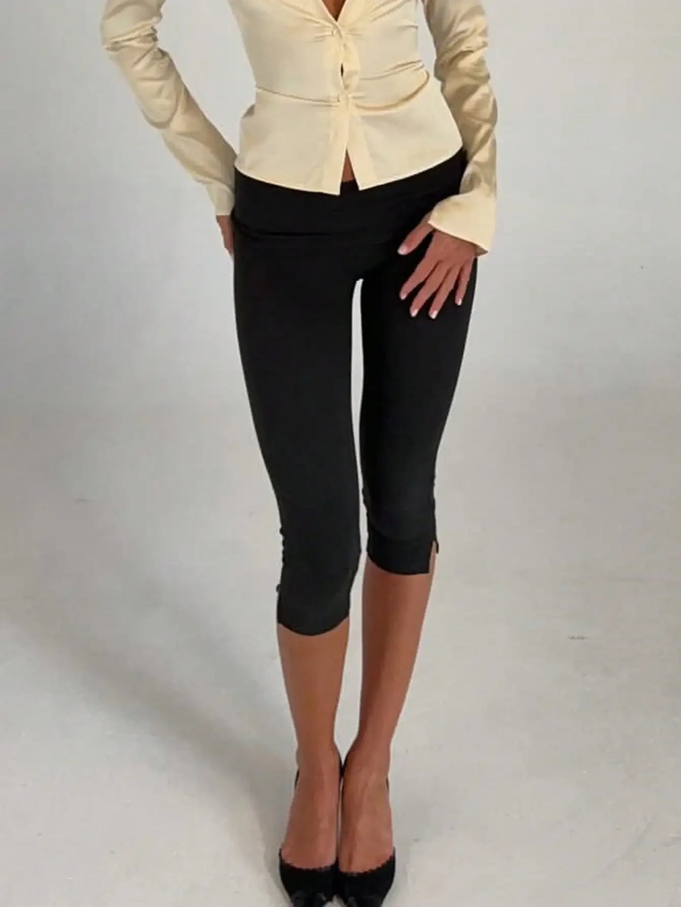 Women's Low Waist Capri Leggings With Fold Over Waistband