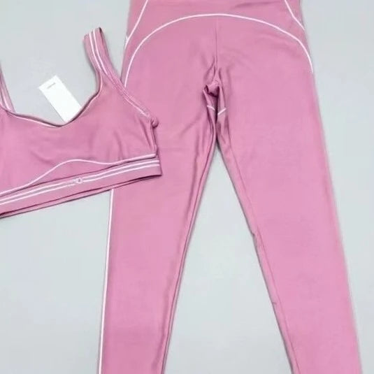 Slim Fit Yoga Outfit With Stretch Fabric And Graphic Design
