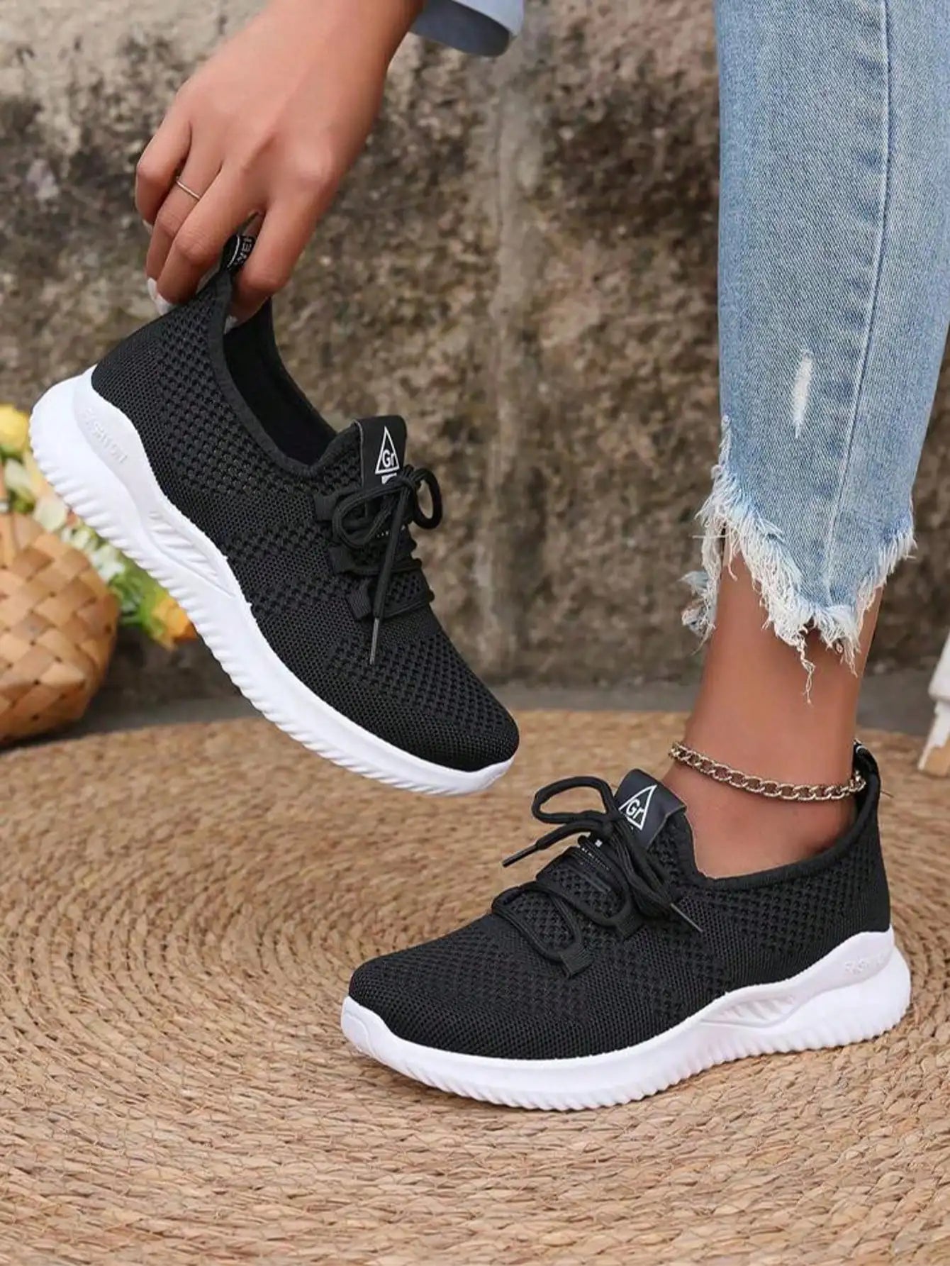 Womens Lightweight Walking Shoes With Breathable Mesh Upper Non-Slip