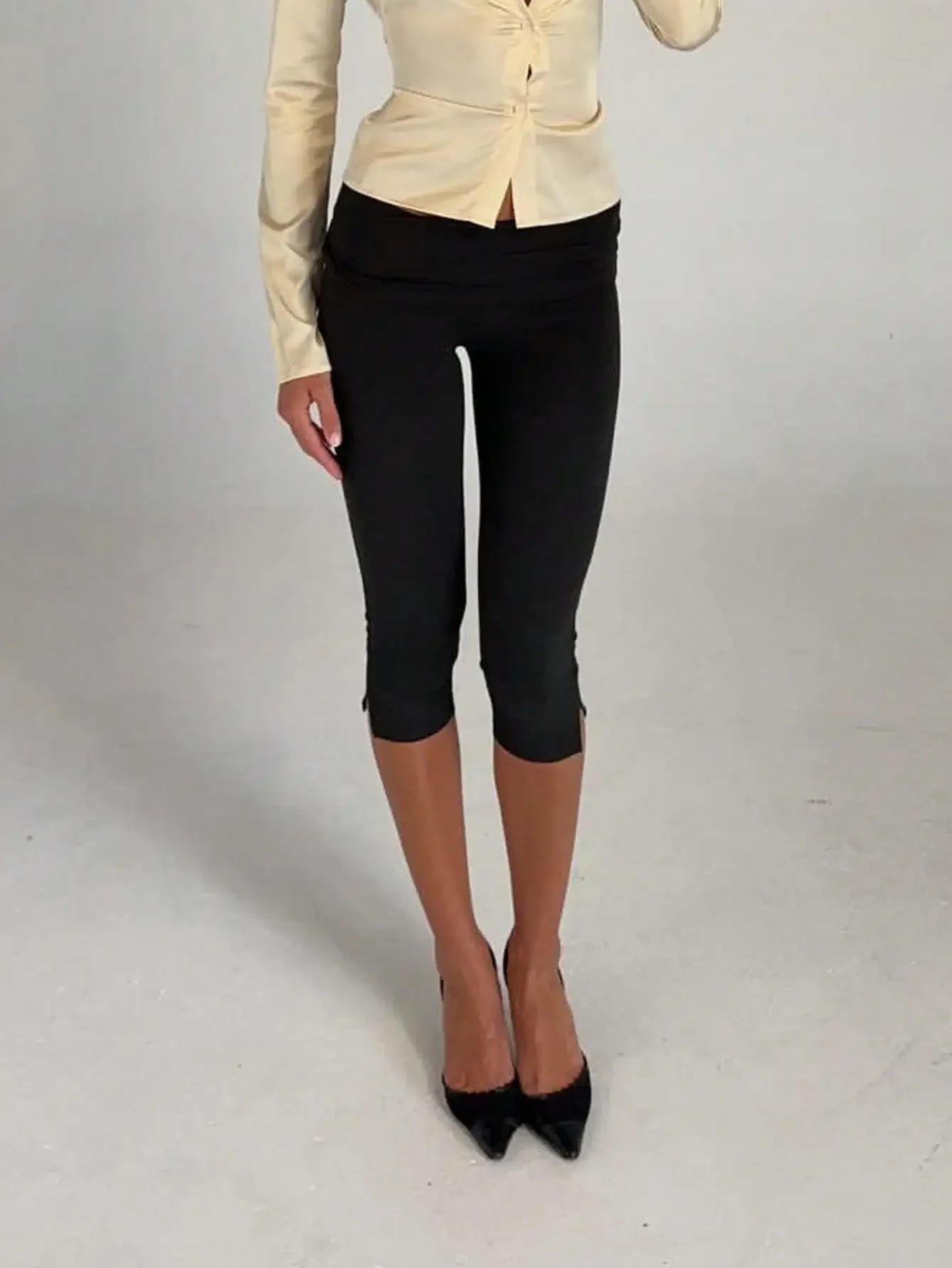 Women's Low Waist Capri Leggings With Fold Over Waistband