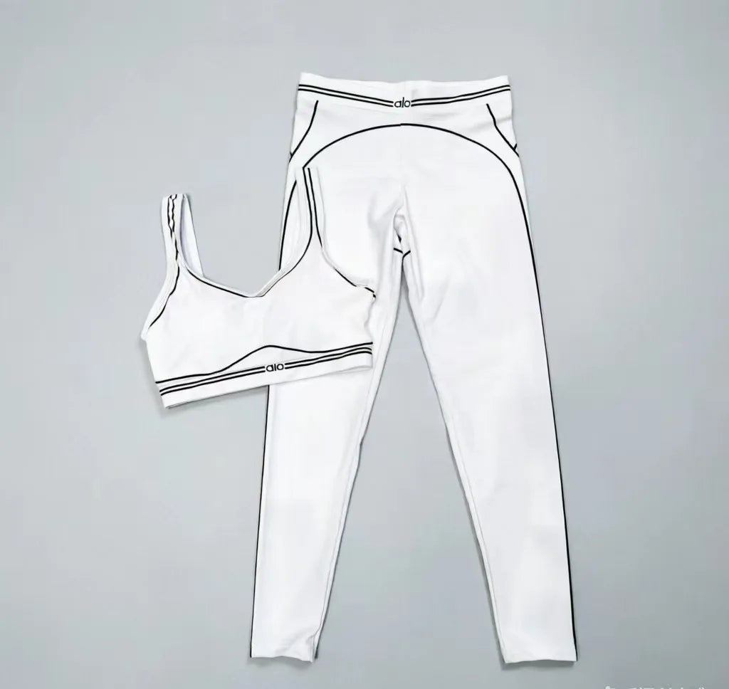 Slim Fit Yoga Outfit With Stretch Fabric And Graphic Design