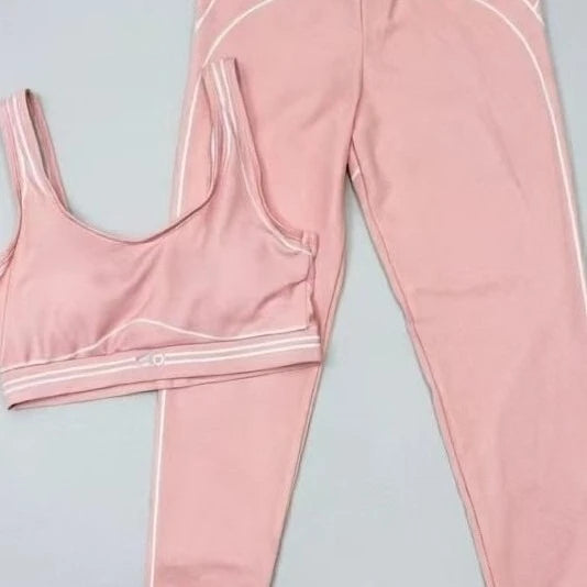 Slim Fit Yoga Outfit With Stretch Fabric And Graphic Design