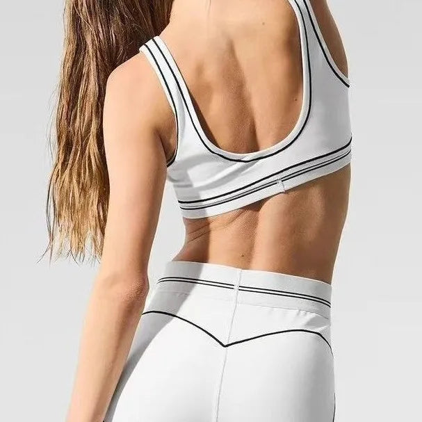 Slim Fit Yoga Outfit With Stretch Fabric And Graphic Design
