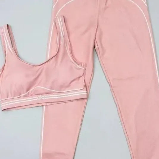 Slim Fit Yoga Outfit With Stretch Fabric And Graphic Design