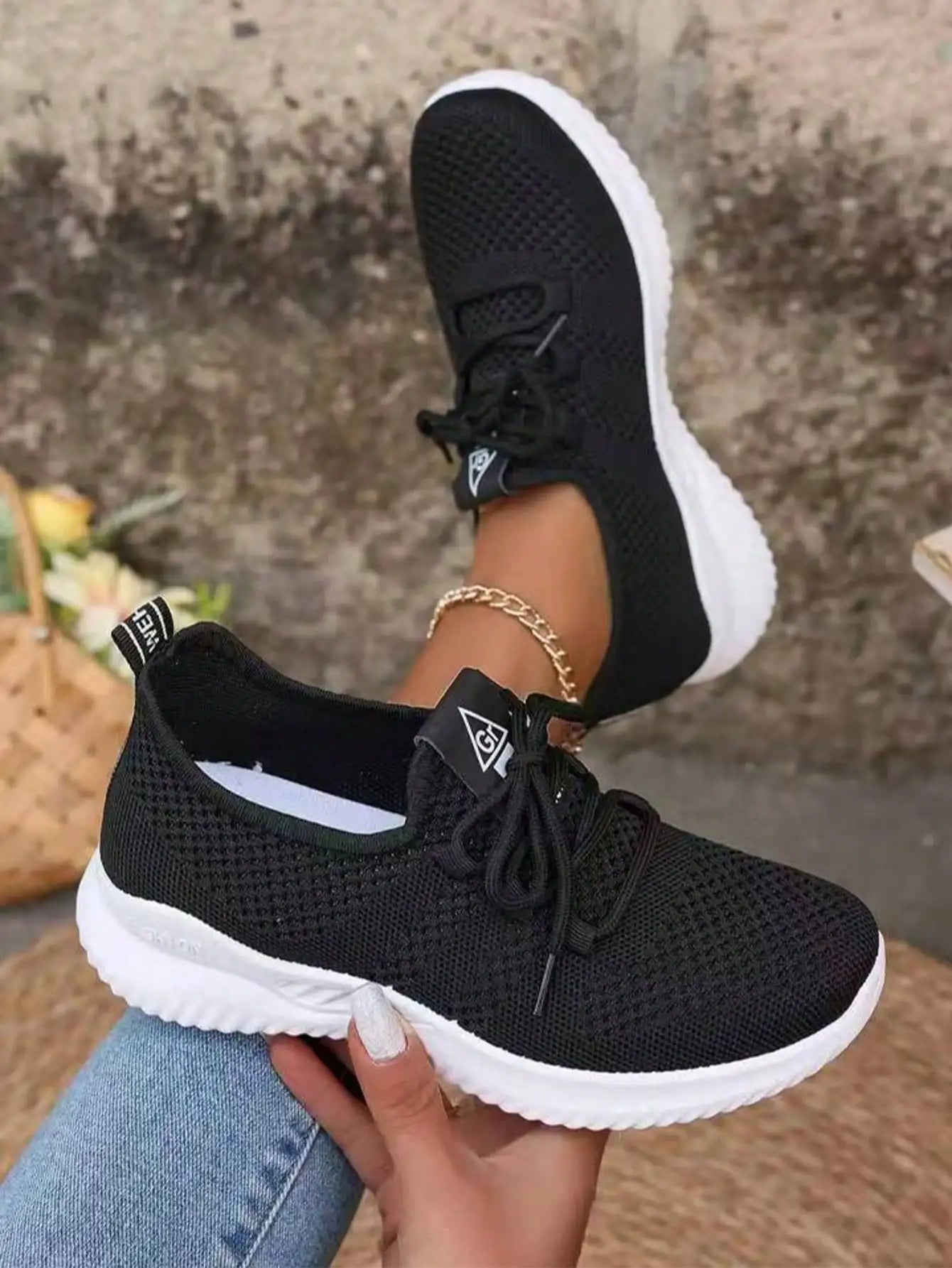 Womens Lightweight Walking Shoes With Breathable Mesh Upper Non-Slip