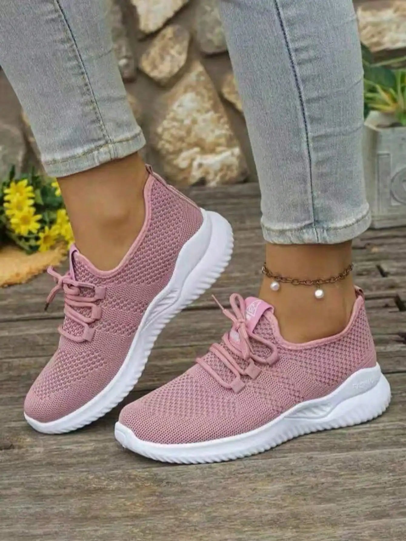 Womens Lightweight Walking Shoes With Breathable Mesh Upper Non-Slip