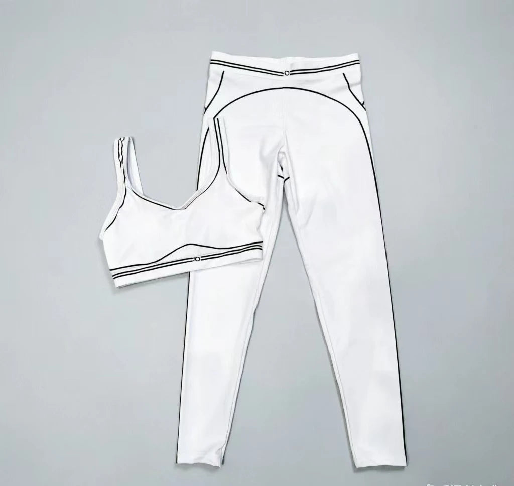 Slim Fit Yoga Outfit With Stretch Fabric And Graphic Design